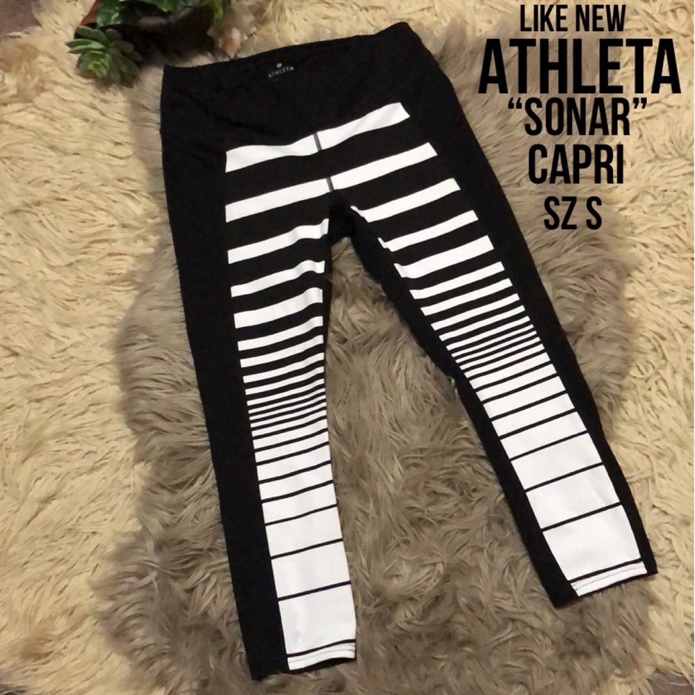Like New-Athleta Sonar Capri Length Tights-Sz S-Black&White